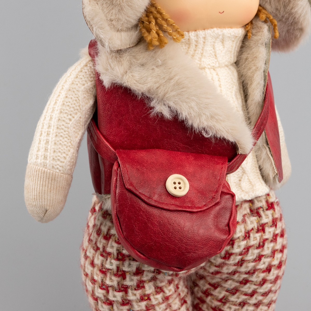 Сувенир Мальчик с сумкой, Н42х25х17см, красный в интернет-магазине флористических аксессуаров Азалия Декор