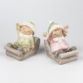 Сувенир Мальчик/Девочка на санках (полирезин), Н9х9х7,8см, в асс., зел./роз. в интернет-магазине флористических аксессуаров Азалия Декор