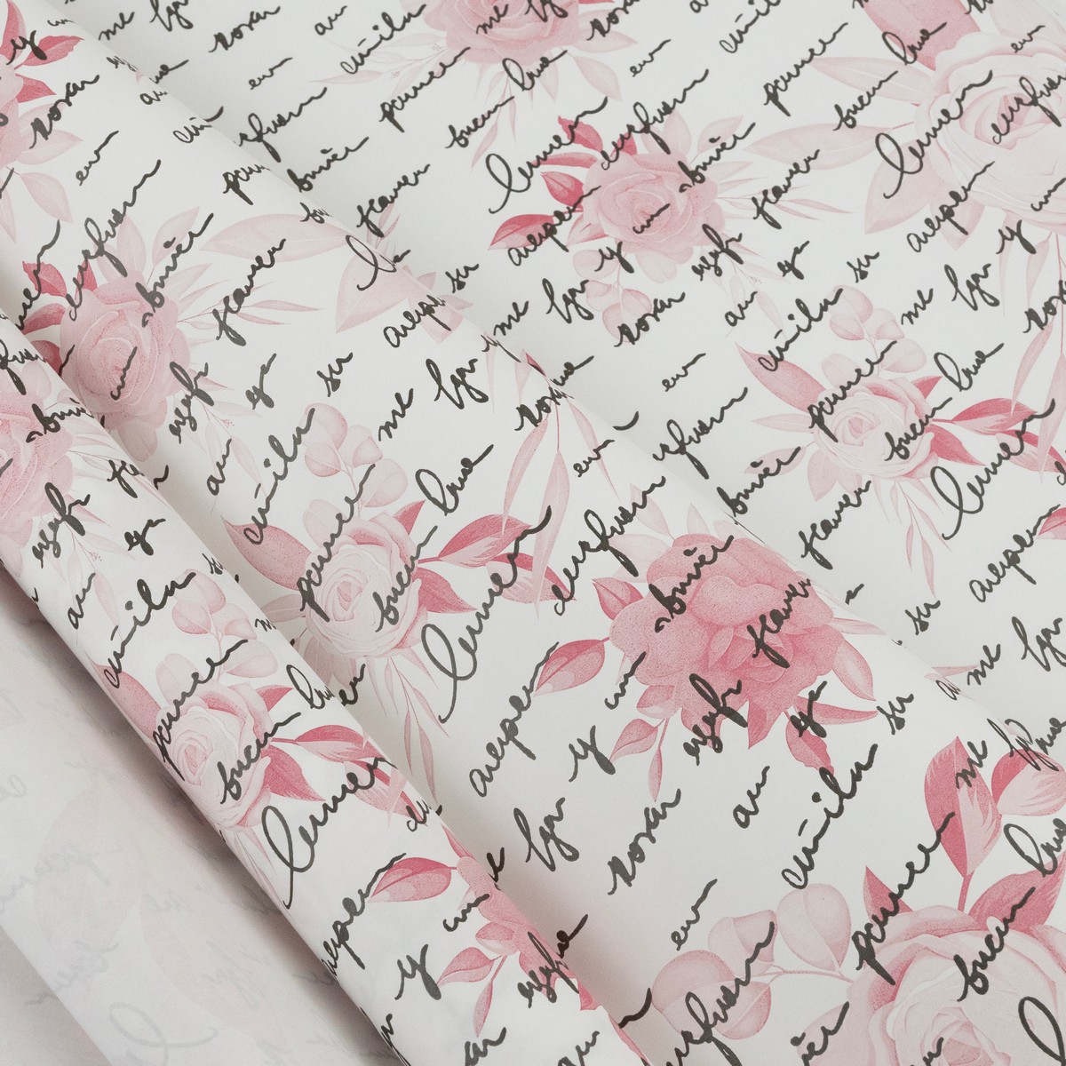 Бумага упаковочная крафт Розы 60гр, 72 см 10 м, белый/розовый в интернет-магазине флористических аксессуаров Азалия Декор