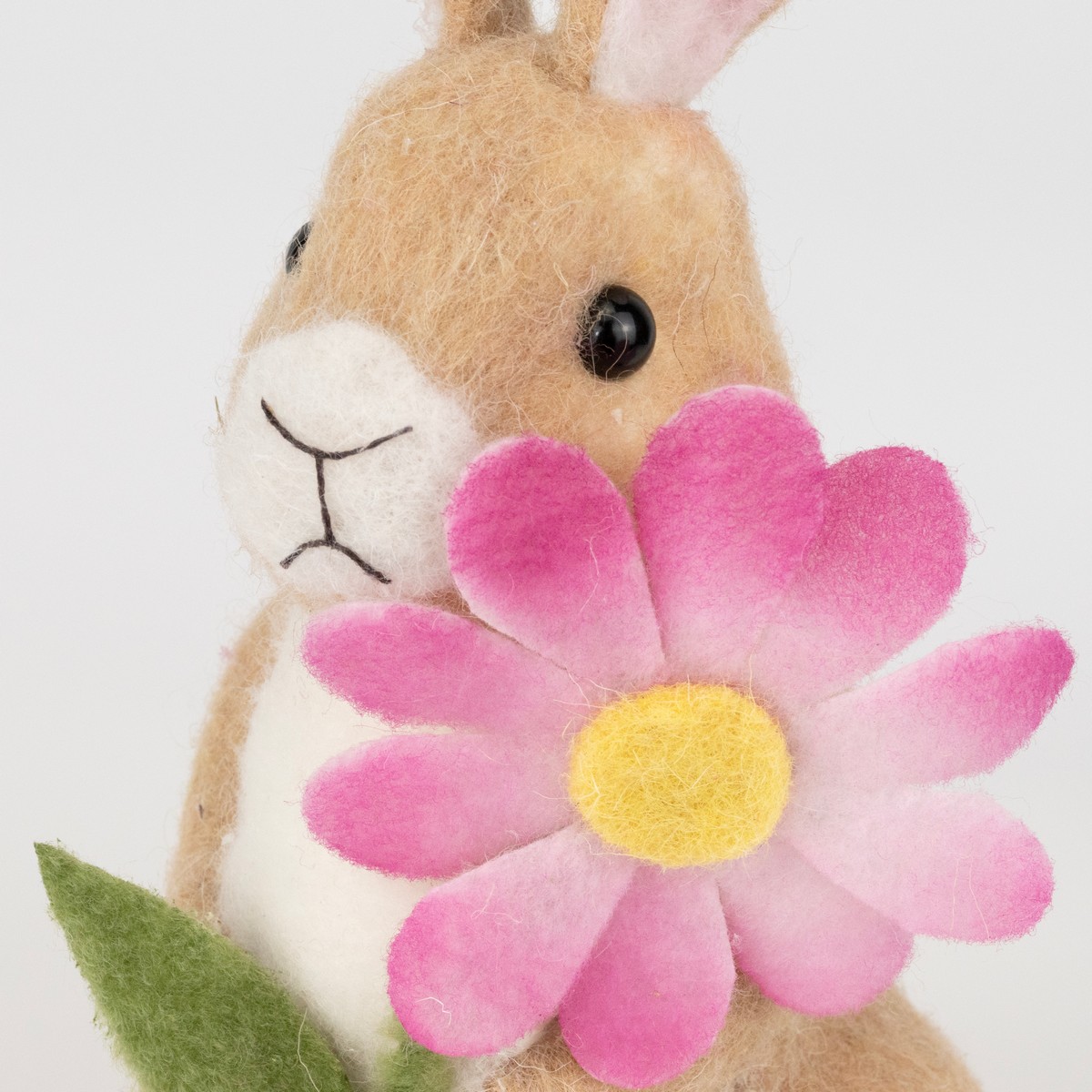 Сувенир Кролик (пенопласт/текстиль), H29x17x13см, коричневый/розовый в интернет-магазине флористических аксессуаров Азалия Декор