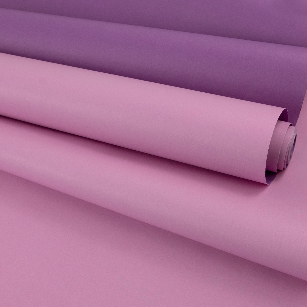 Бумага упаковочная крафт двусторонняя 60гр, 68 см 10 м, фиолетовый/сиреневый в интернет-магазине флористических аксессуаров Азалия Декор