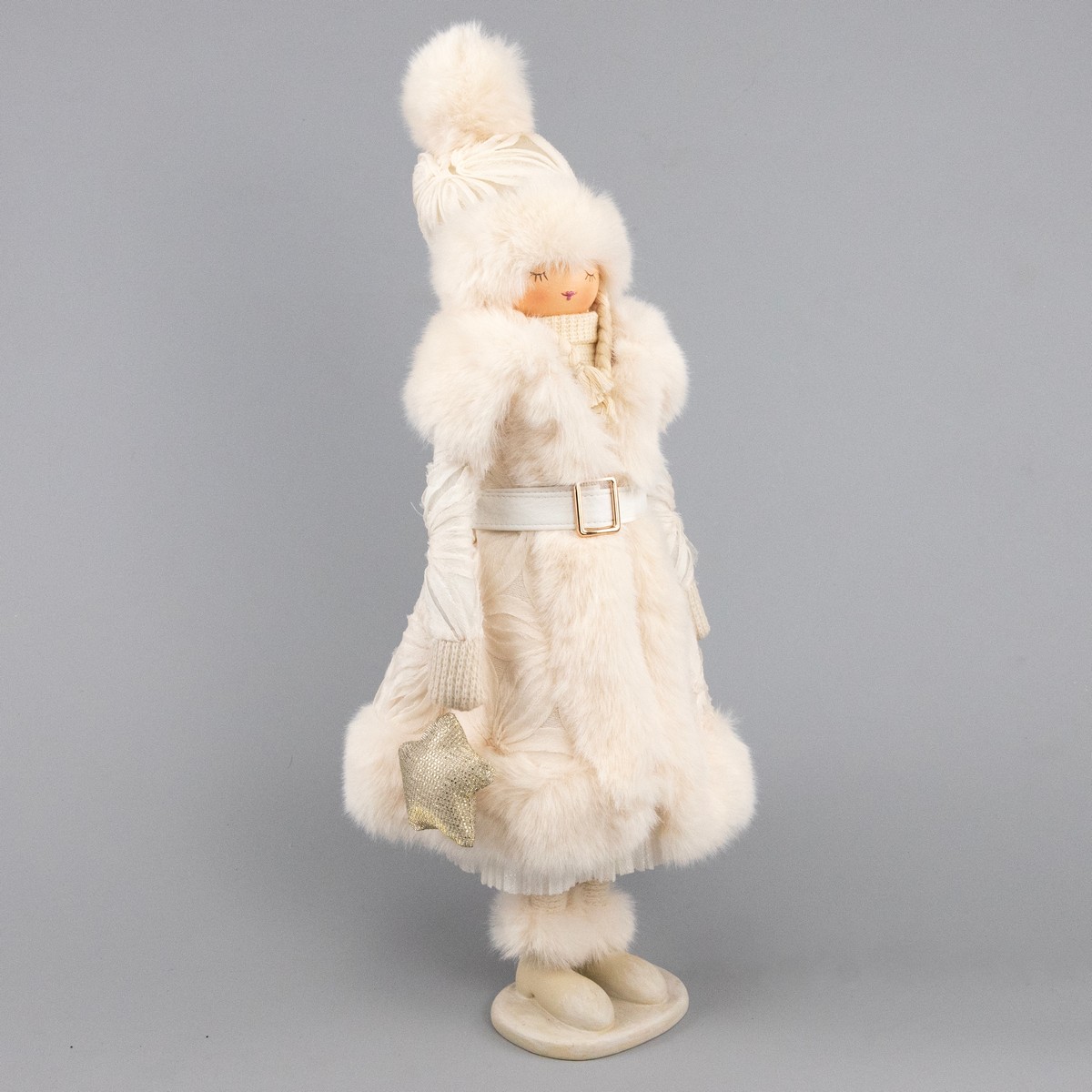 Сувенир Девушка в пальто, Н47х24х18см, кремовый в интернет-магазине флористических аксессуаров Азалия Декор
