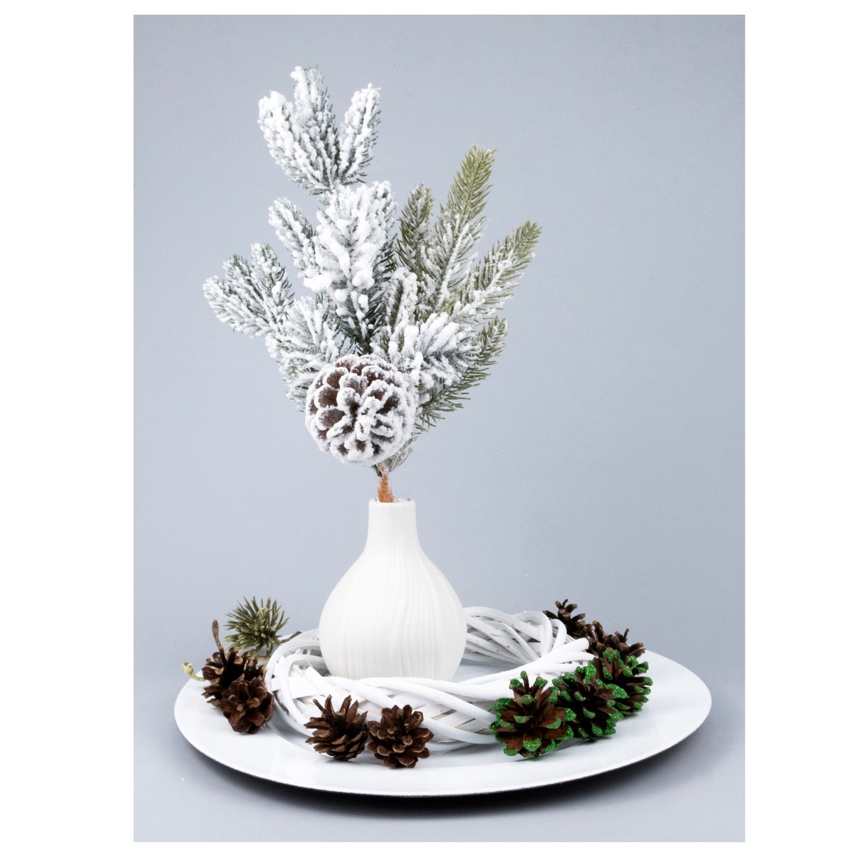 Ветка еловая с шишкой заснеженная, 41см, зеленый/белый в интернет-магазине флористических аксессуаров Азалия Декор
