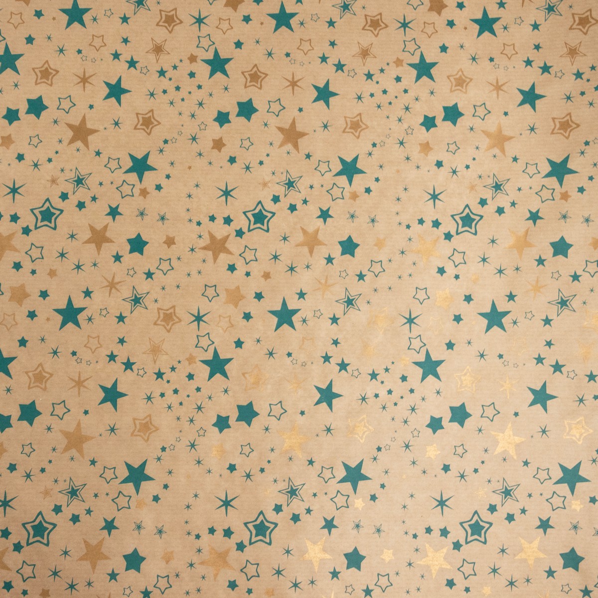 Бумага упаковочная крафт Звезды 40гр, 72 см 10 м, натуральный/изумрудный в интернет-магазине флористических аксессуаров Азалия Декор
