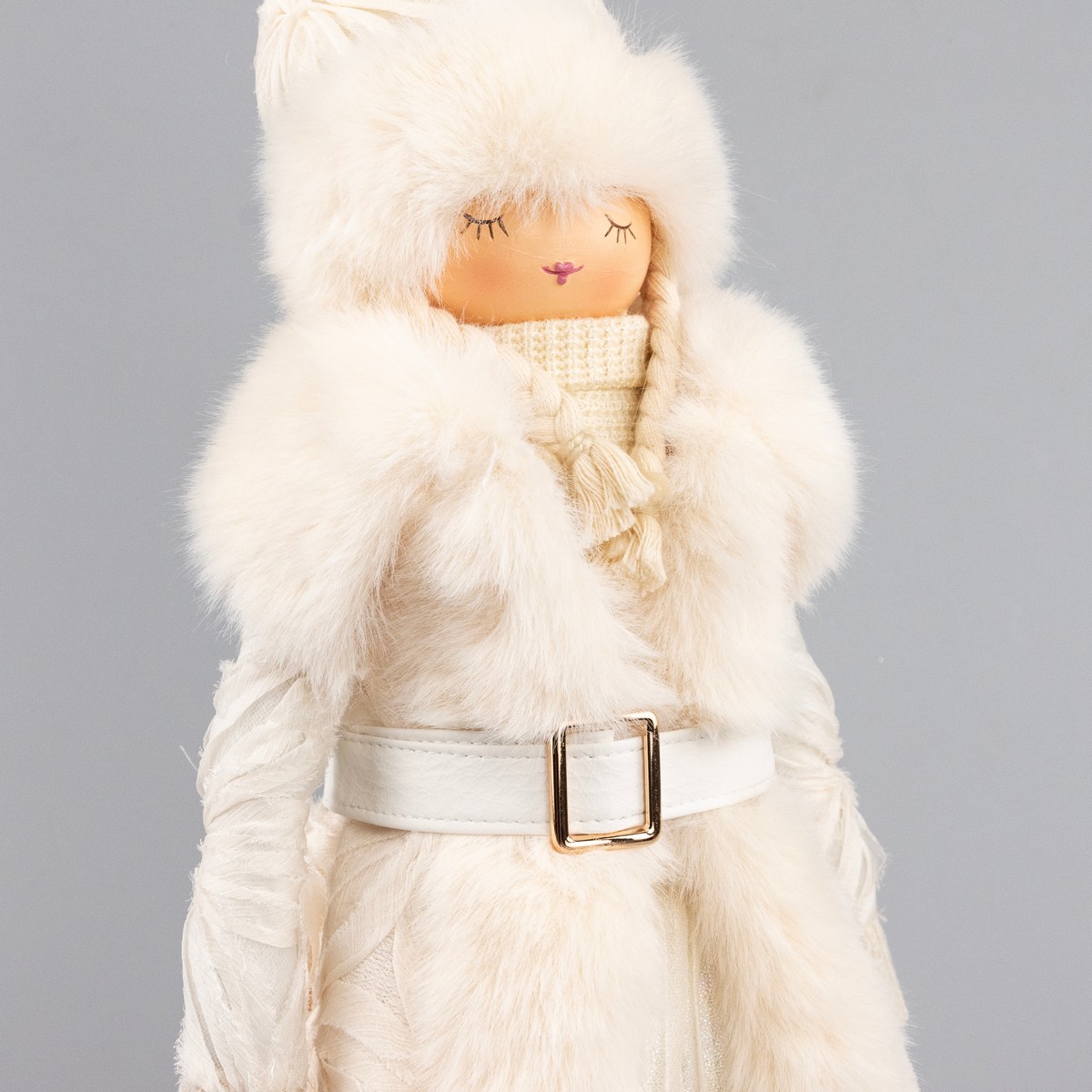 Сувенир Девушка в пальто, Н47х24х18см, кремовый в интернет-магазине флористических аксессуаров Азалия Декор