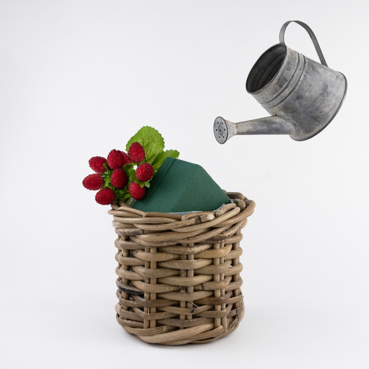 Кашпо плетеное (ротанг), D17хH15см, серый в интернет-магазине флористических аксессуаров Азалия Декор