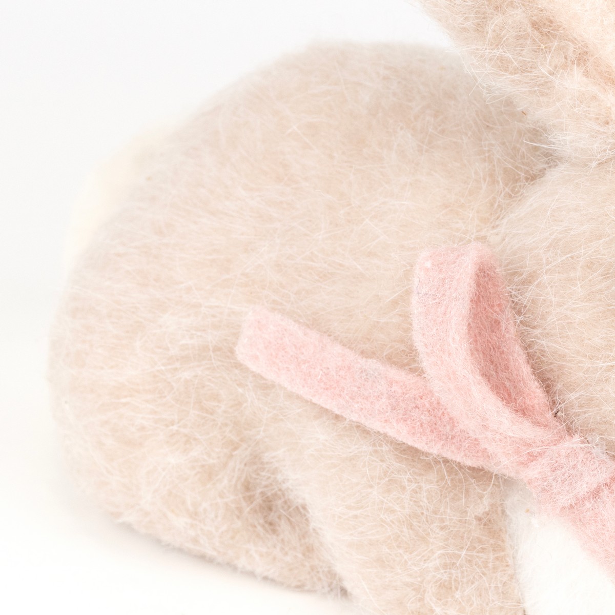 Сувенир Заяц (пенопласт/текстиль), H17x20x13см, кремовый в интернет-магазине флористических аксессуаров Азалия Декор