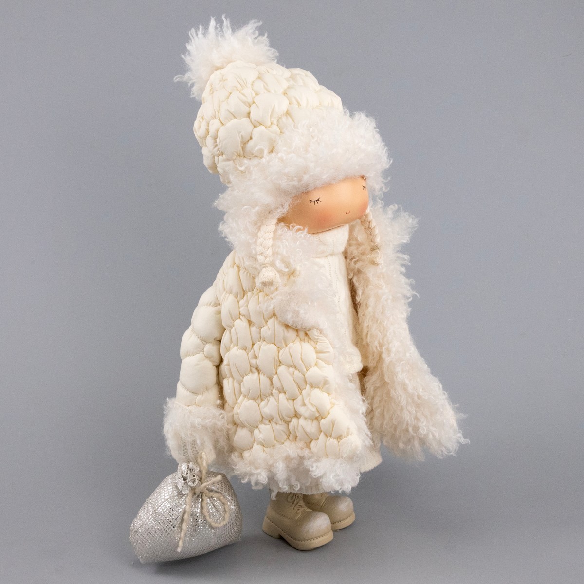 Сувенир Девочка в куртке, Н42х31х19см, кремовый в интернет-магазине флористических аксессуаров Азалия Декор