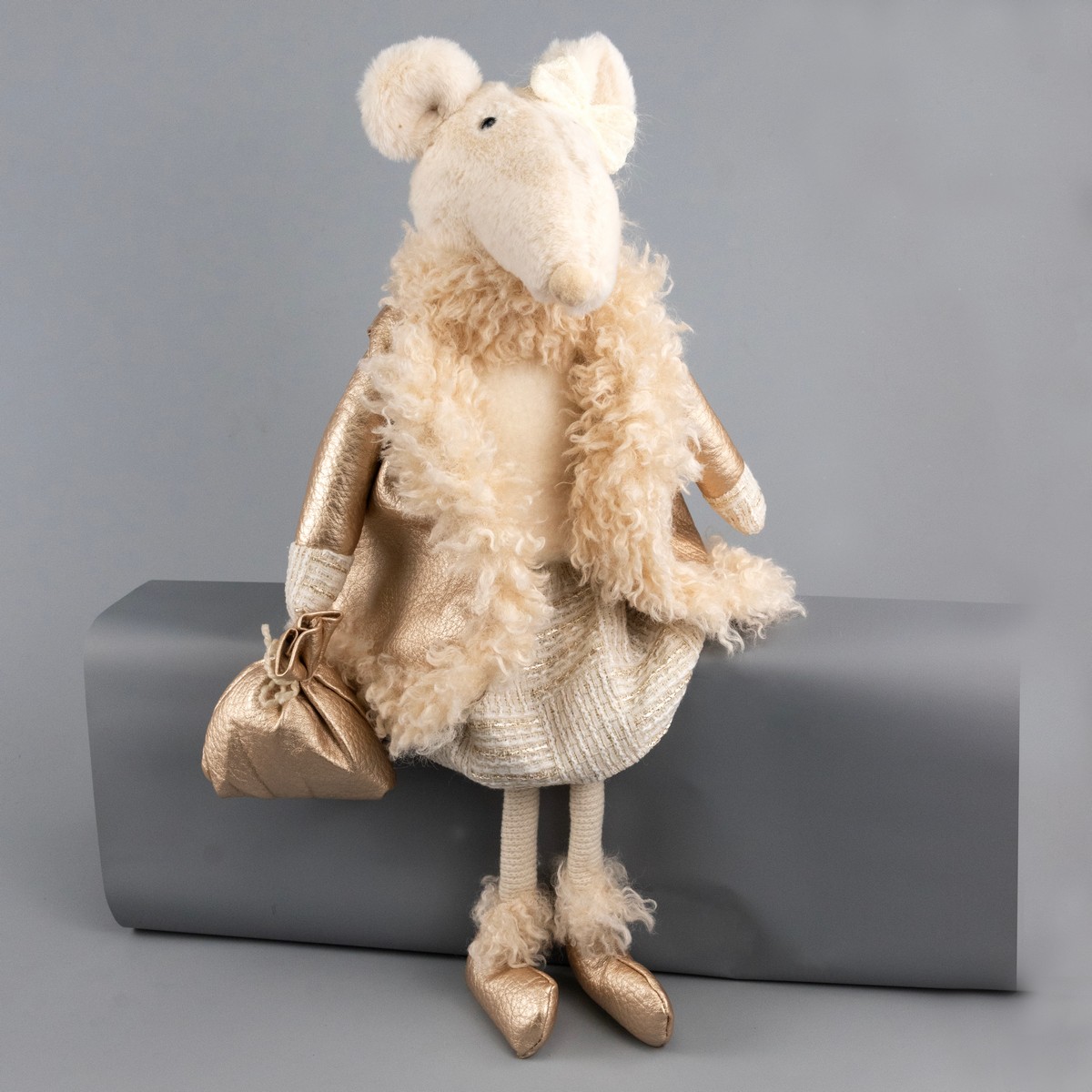 Сувенир Мышка сидящая, Н55х30х24,5см, шампань в интернет-магазине флористических аксессуаров Азалия Декор