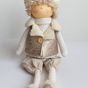 Сувенир Мальчик сидящий, H49см, шампань в интернет-магазине флористических аксессуаров Азалия Декор