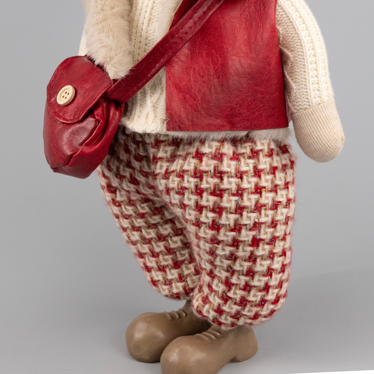 Сувенир Мальчик с сумкой, Н42х25х17см, красный в интернет-магазине флористических аксессуаров Азалия Декор