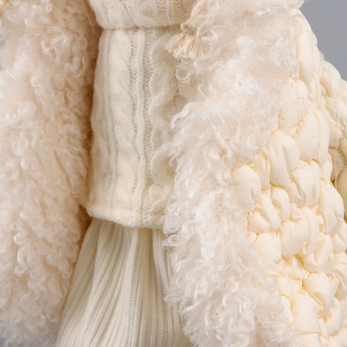 Сувенир Девочка в куртке, Н42х31х19см, кремовый в интернет-магазине флористических аксессуаров Азалия Декор