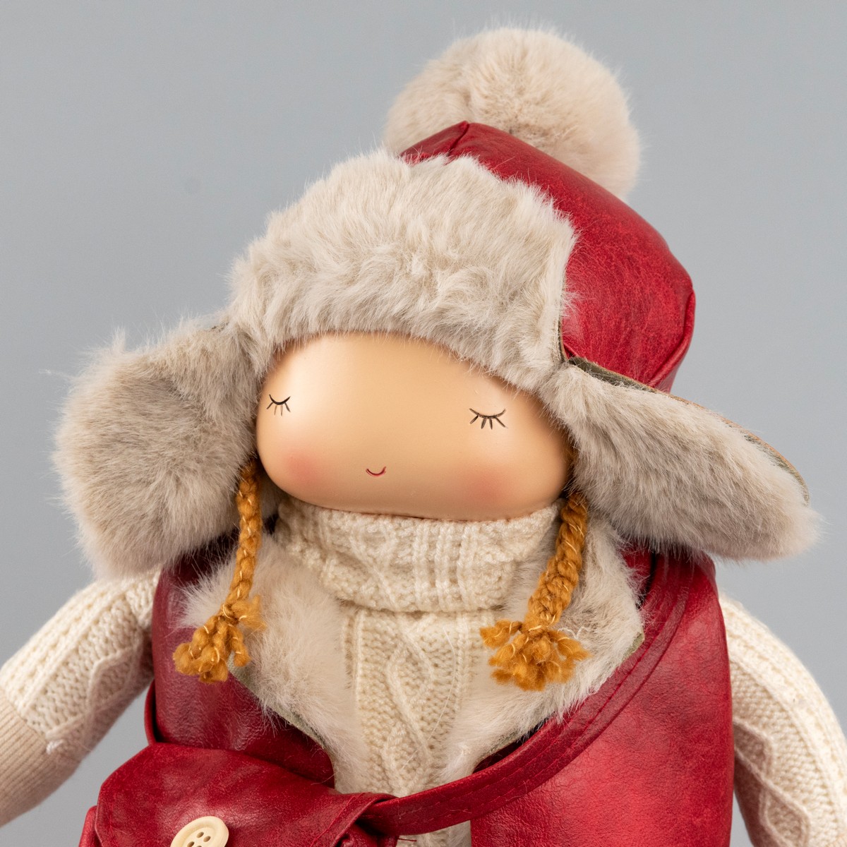 Сувенир Девочка с сумкой, Н42х25х17см, красный в интернет-магазине флористических аксессуаров Азалия Декор