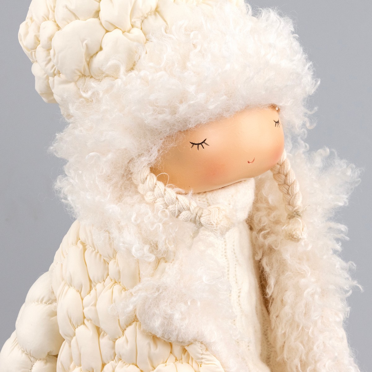 Сувенир Девочка в куртке, Н42х31х19см, кремовый в интернет-магазине флористических аксессуаров Азалия Декор