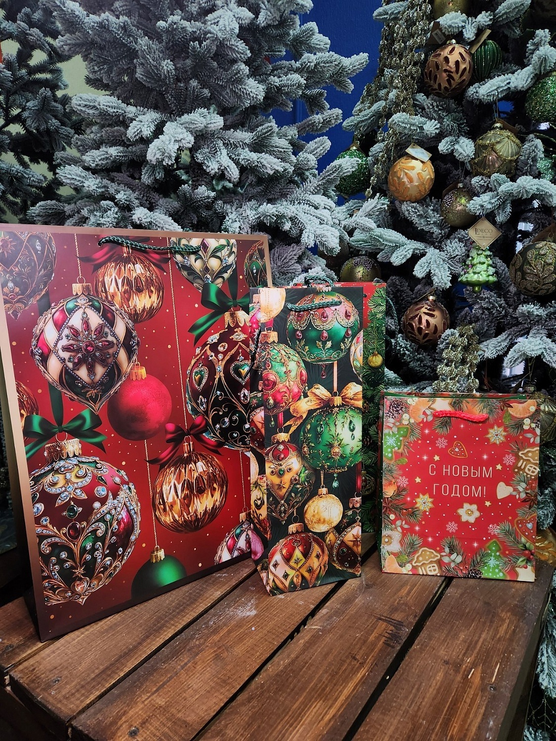 Новогодние игрушки, оформление ёлок и декор